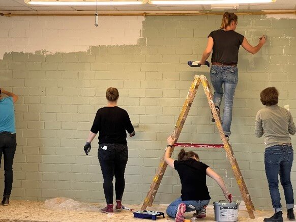 Helfende Hände und frische Farbe verwandeln alte Druckerei in bunte Kita